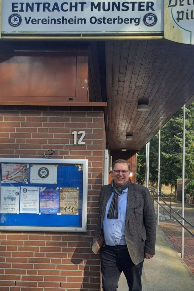 Bürgermeisterkandidat 2026 für 29633 Munster: Marco Tews am Vereinsheim der Eintracht Munster