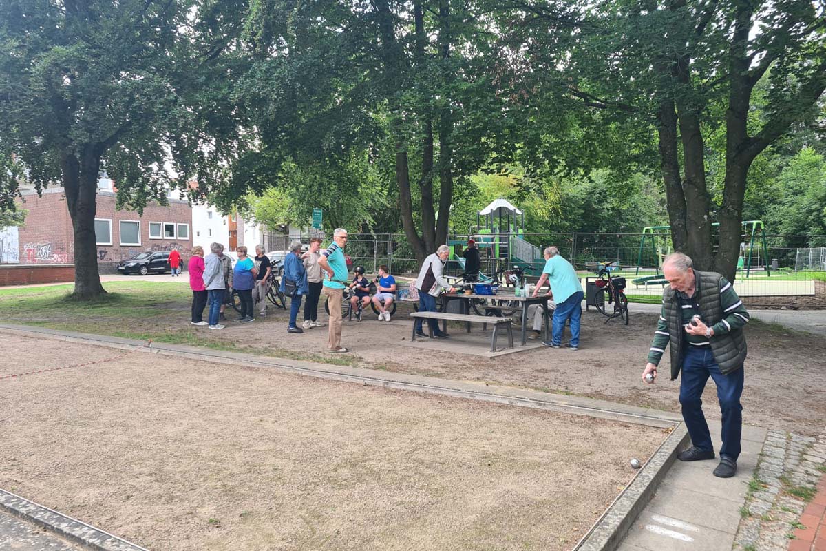 EIn Senior beim Boule