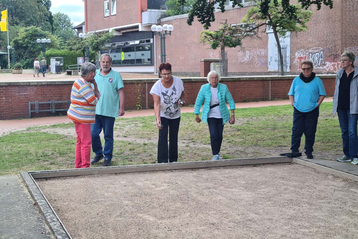 Seniorin beim Boule