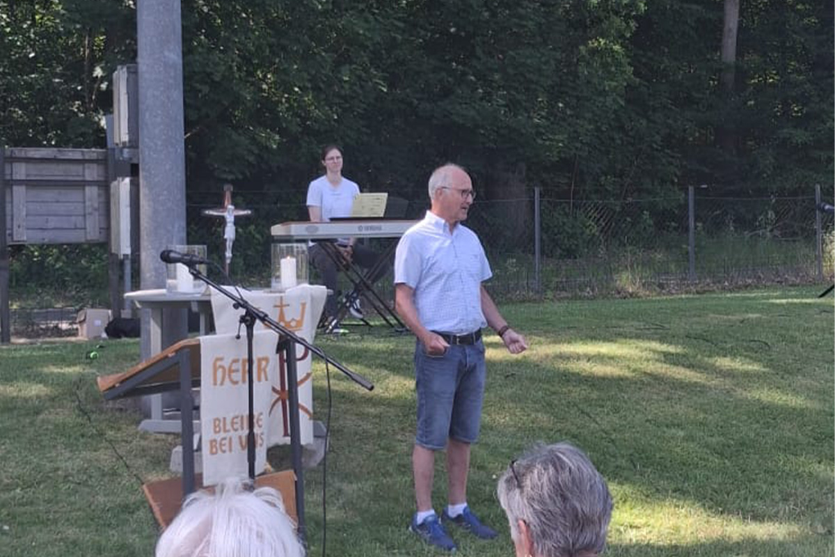 Der Pfarrer in Oerrel bei der Predigt