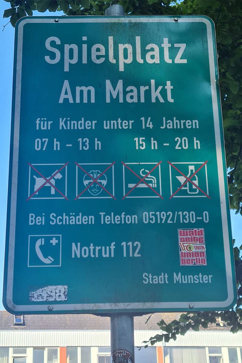 Schild zum Spielplatz am Markt