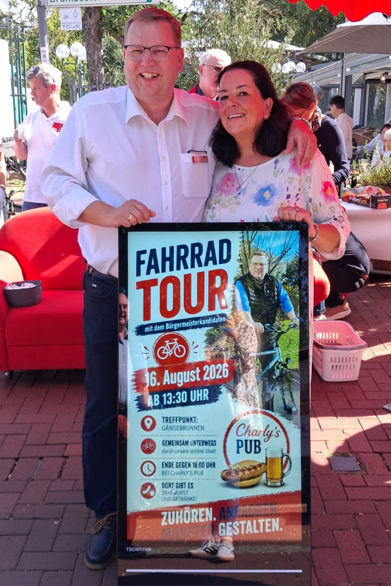 Marco mit Anke und Infoschild