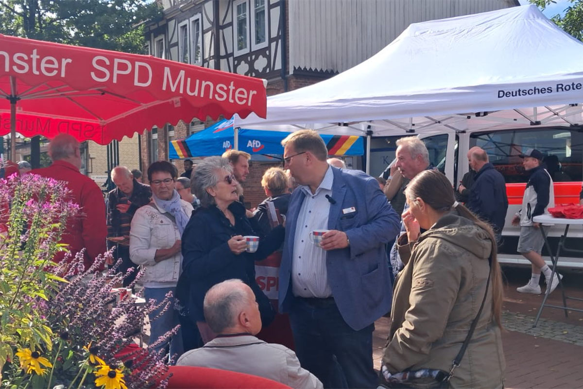 Gesprächsrunde am Infostand